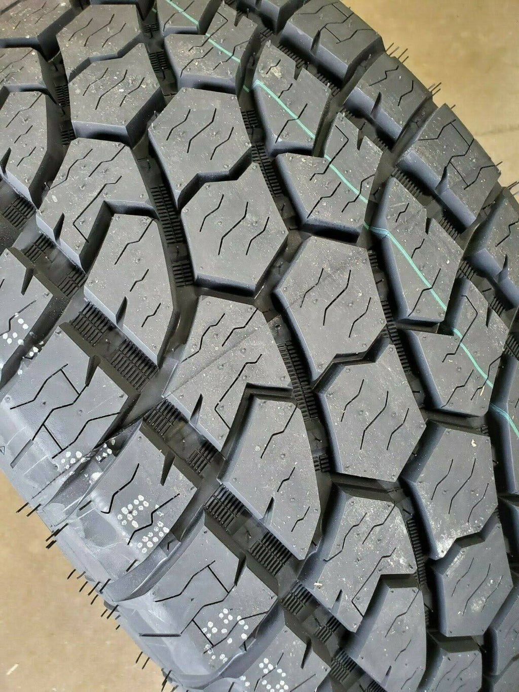 33X12.50R20 10 Ply Tire Z22136