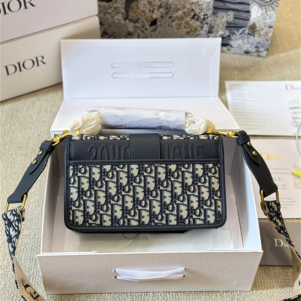 30 Montaigne East-West Bag with Chain Z75032