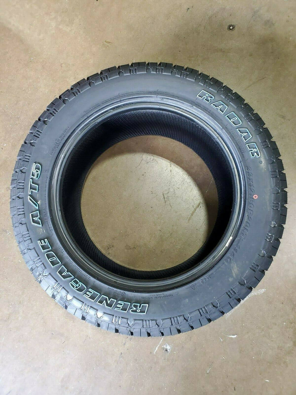 33X12.50R20 10 Ply Tire Z22136