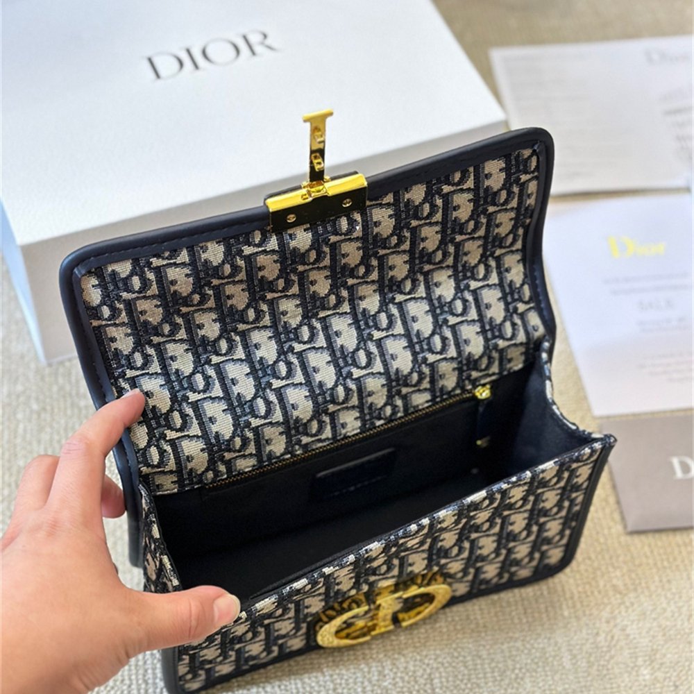 30 Montaigne East-West Bag with Chain Z75032